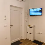 Apartment Yellow With Free Parking