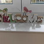 Yellow With Free Parking アパート