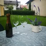 Yellow With Free Parking アパート *