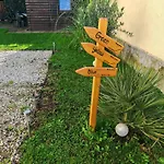 Yellow With Free Parking アパート リュブリャナ