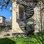 Apartment Yellow With Free Parking *
