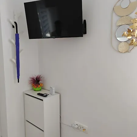Yellow With Free Parking Appartement *